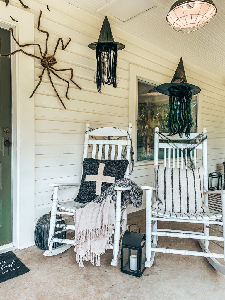 Halloween Decorations For The Porch / Halloween Porch Decor / Ideas For Halloween Front Porch / Halloween Porch Decorations DIY / Cute Halloween Porch Ideas / Hallstrom Home