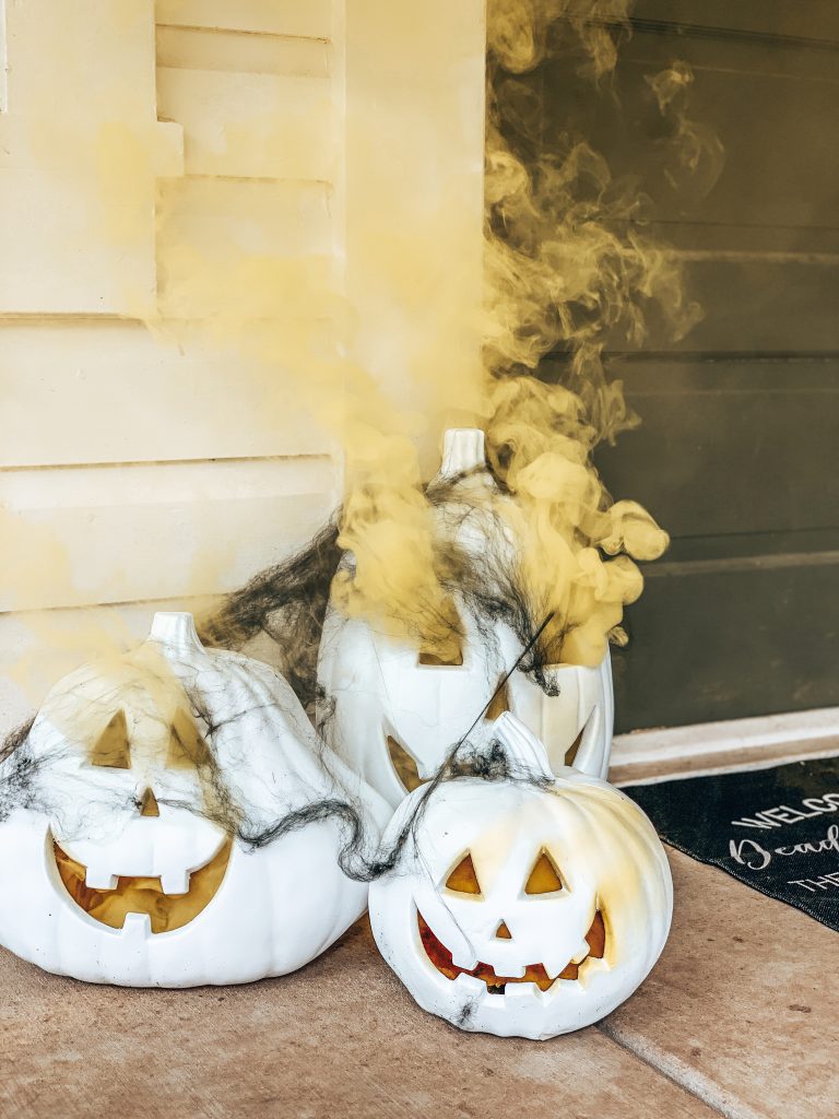 Halloween Decorations For The Porch / Halloween Porch Decor / Ideas For Halloween Front Porch / Halloween Porch Decorations DIY / Cute Halloween Porch Ideas / Hallstrom Home