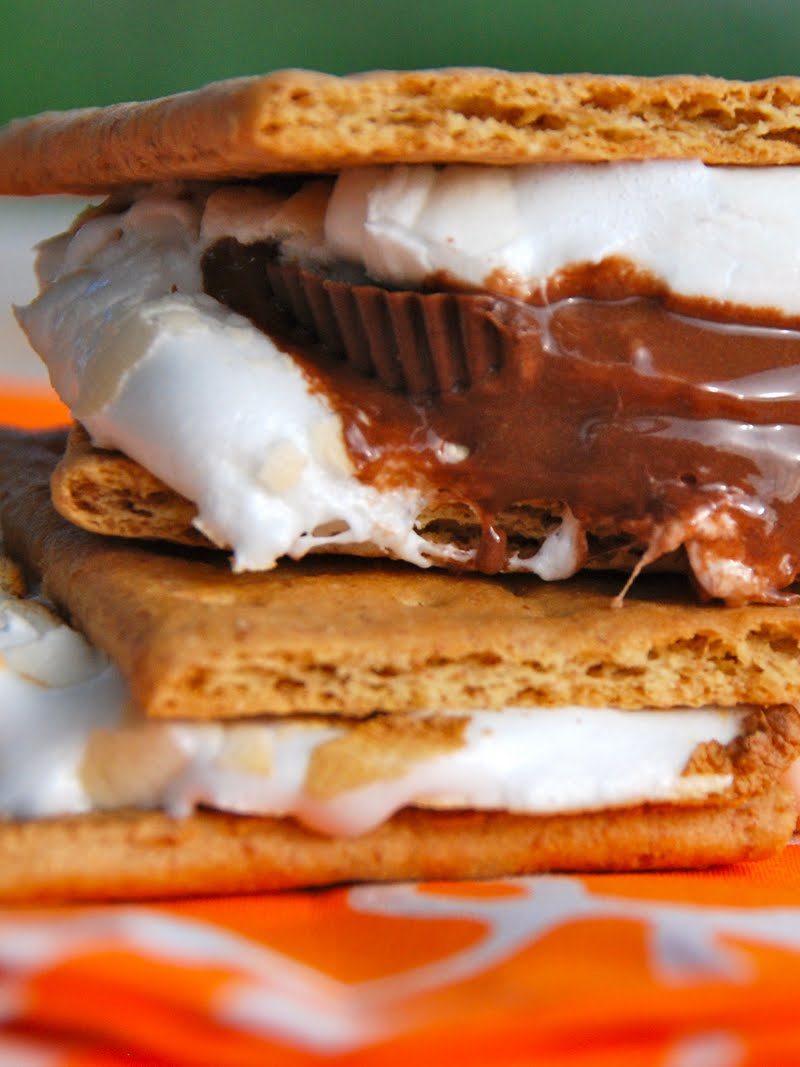 Mini Peanut Butter Cup Smores / Homemade Smores / Smores Recipe / Best Peanut Butter Smores / Mini Peanut Smores / HallstromHome