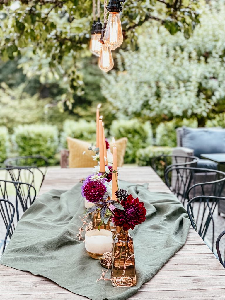 Outdoor Tablescape Ideas / How To Set A Thanksgiving Tablescape / Thanksgiving Dinner / Tablescape For Thanksgiving / Outdoor Dining / HallstromHome