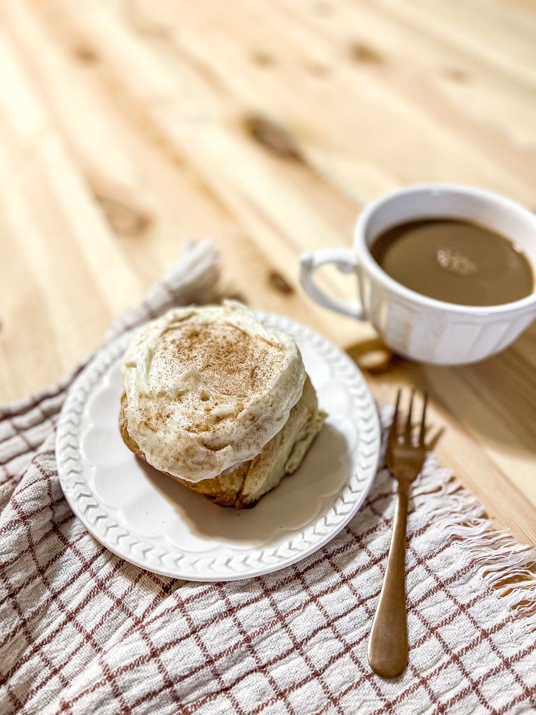 Cream Cheese Cardamom Rolls / Cardamom Cinnamon Rolls / Cream Cheese Cinnamon Rolls / Homemade Cinnamon Rolls / Cardamom Rolls Recipe / HallstromHome