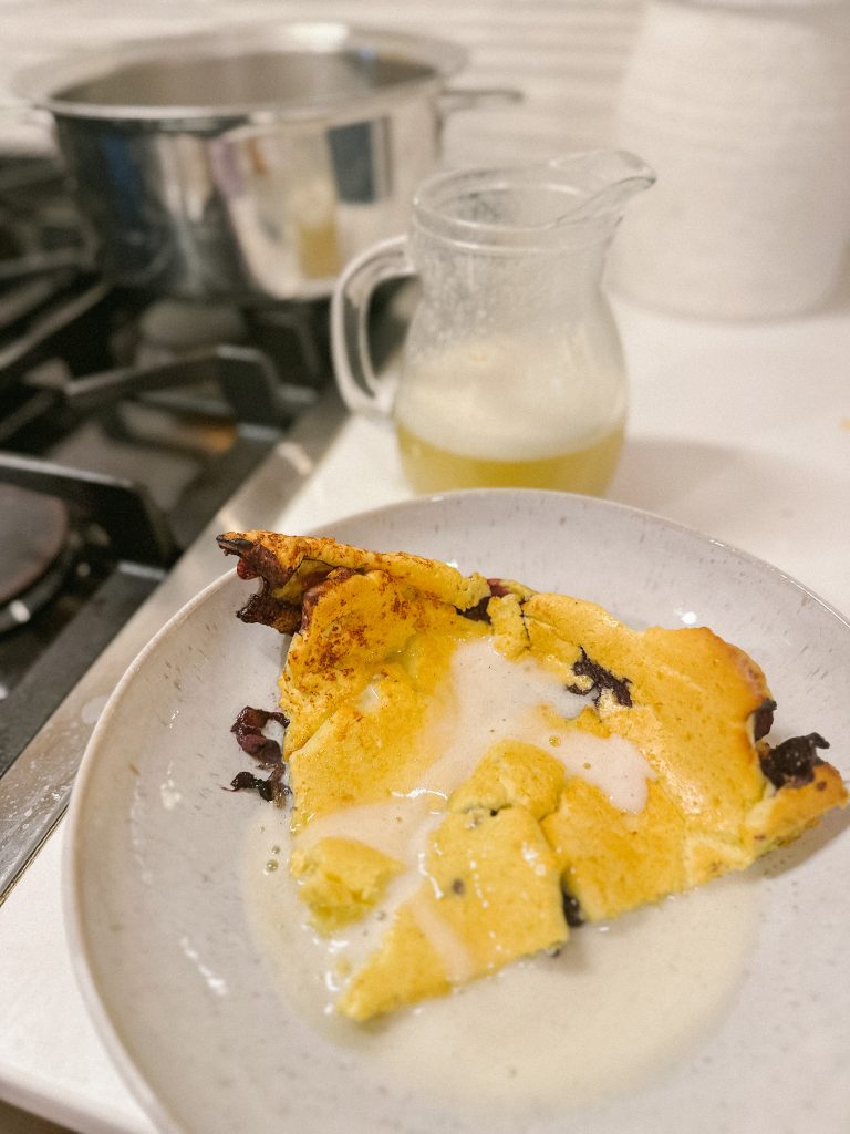 Blueberry Dutch Babies with Buttermilk Syrup/ dutch babies/ german pancakes/ breakfast food/easy breakfast