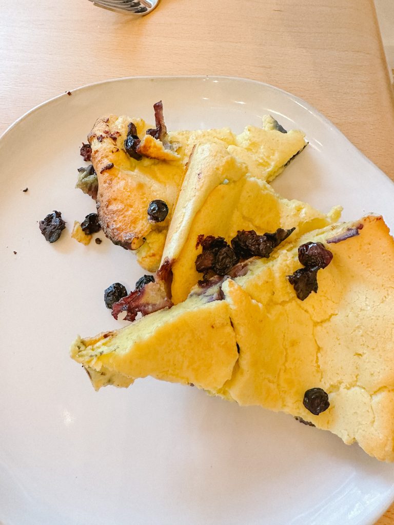 Blueberry Dutch Babies with Buttermilk Syrup/ dutch babies/ german pancakes/ breakfast food/easy breakfast