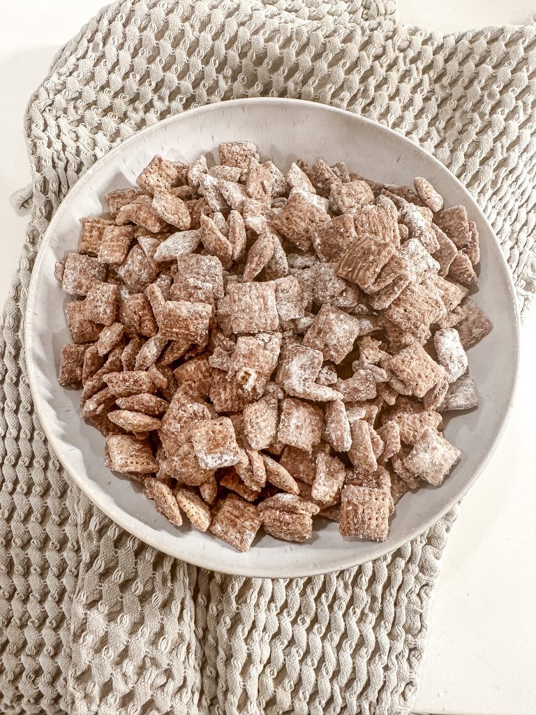 Pumpkin Spice Muddy Buddies/easy recipes/pumpkin spice/ fall recipes/pumpkin spice recipes/puppy chow/pumpkin pie/fall time/hallstromhome