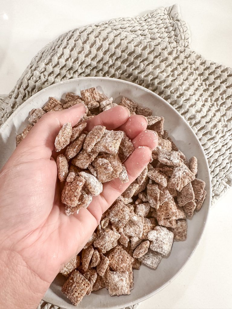 Pumpkin Spice Muddy Buddies/easy recipes/pumpkin spice/ fall recipes/pumpkin spice recipes/puppy chow/pumpkin pie/fall time/hallstromhome