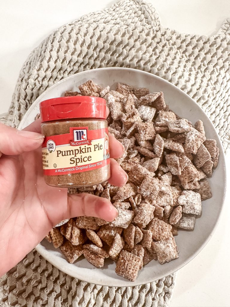 Pumpkin Spice Muddy Buddies/easy recipes/pumpkin spice/ fall recipes/pumpkin spice recipes/puppy chow/pumpkin pie/fall time/hallstromhome