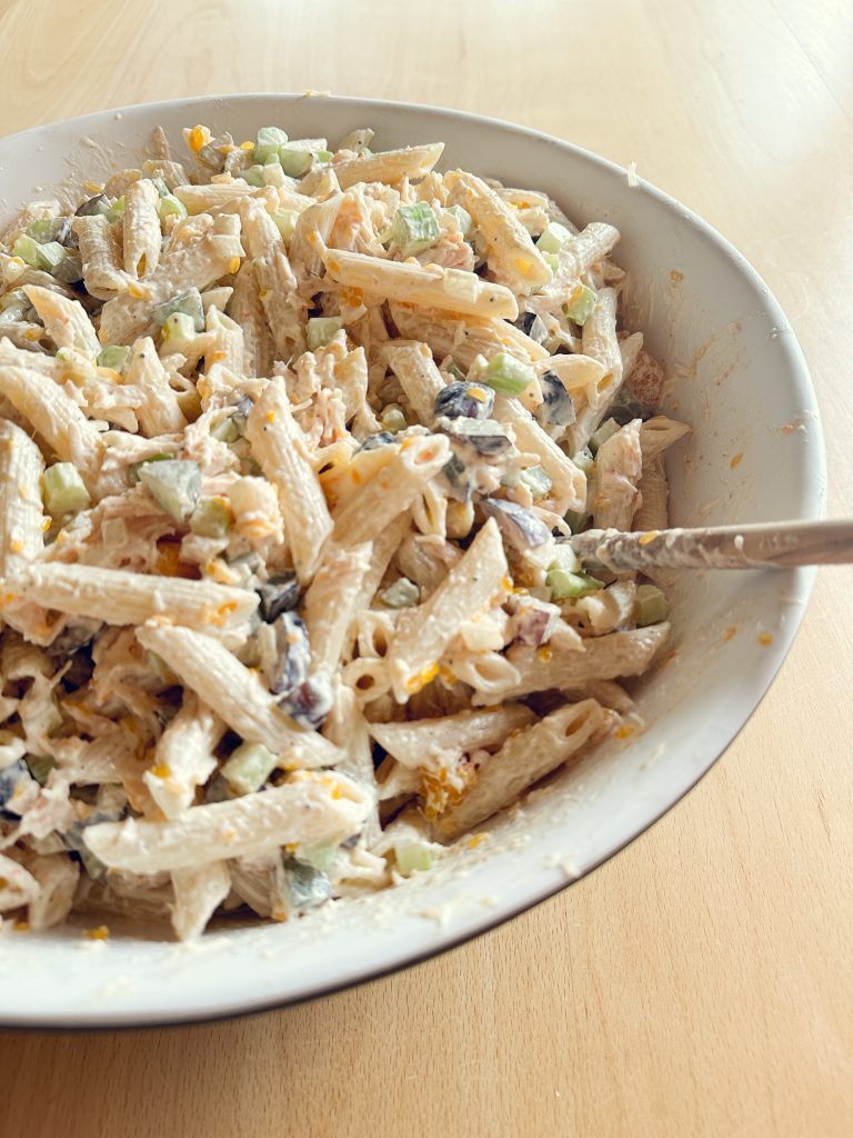 Chicken Pasta Salad /easy dinner/easy lunch/pasta salad/chicken lunch/pasta/kids lunch/party food/hallstromhome